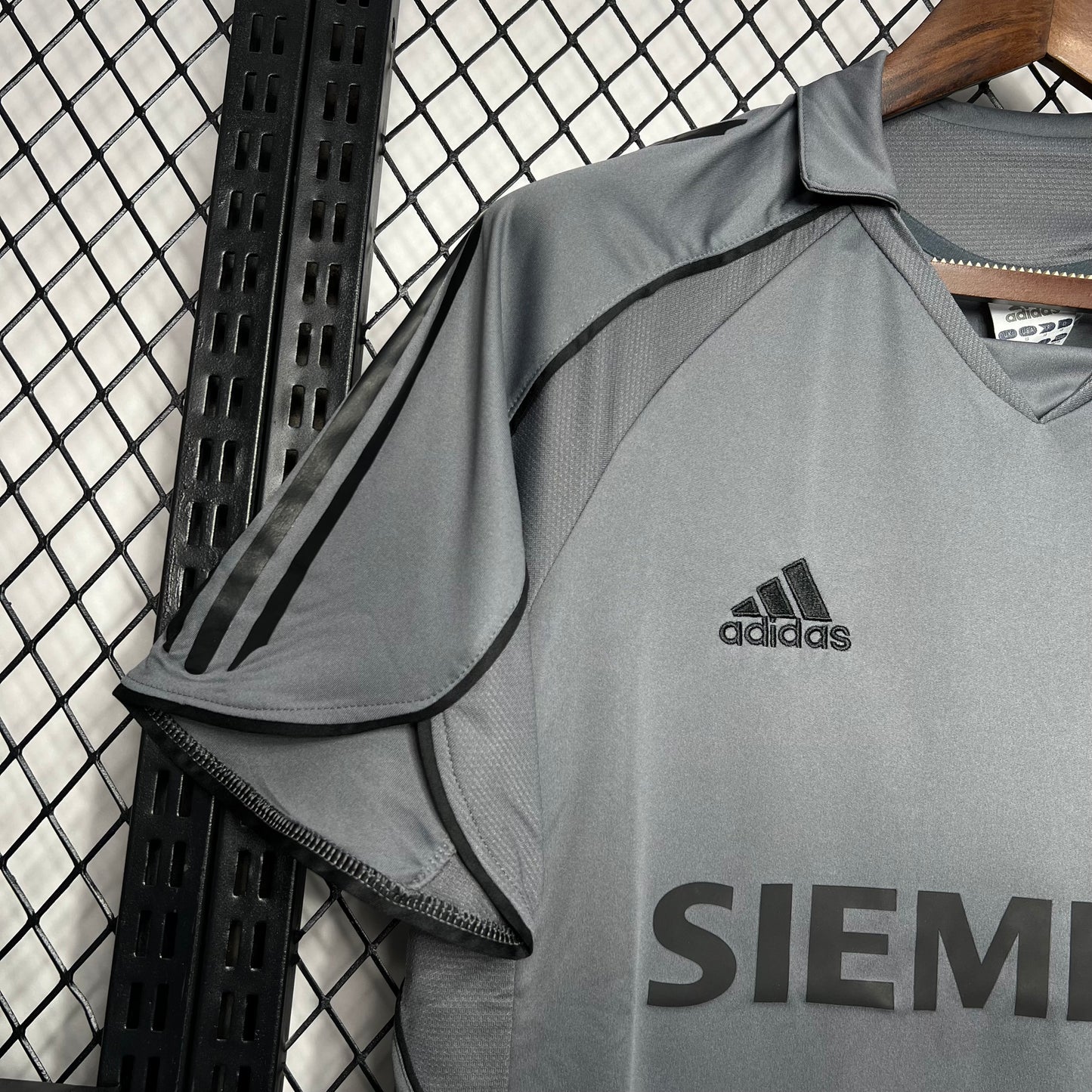 Real Madrid 2005/06 Third Away Retro Jersey